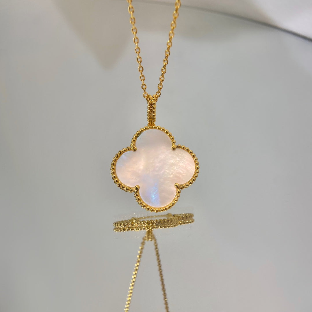 TimiCLOVER 25MM MOP LARGE PENDANT NECKLACE