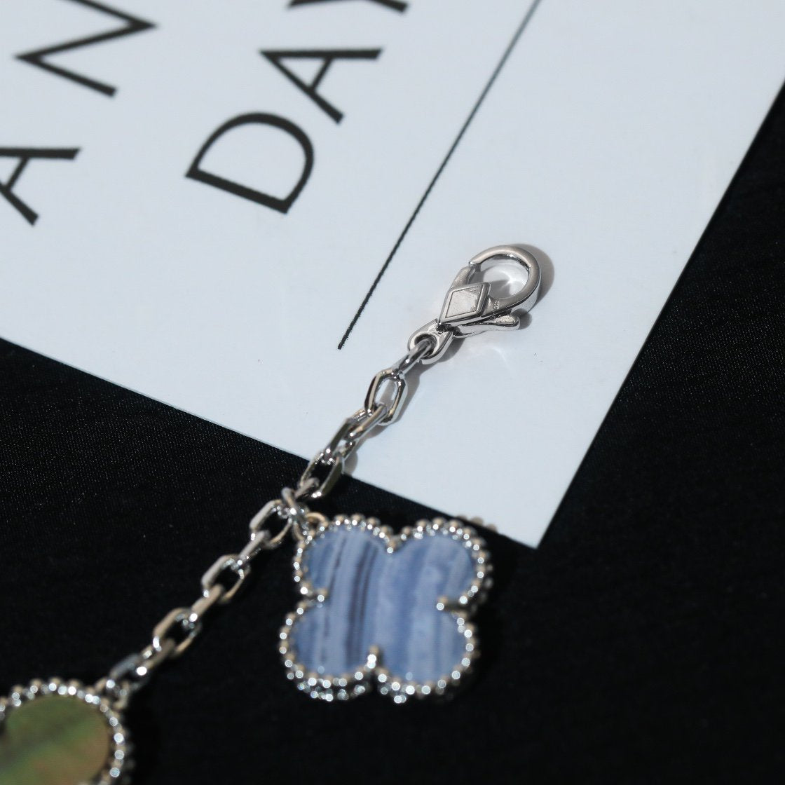 ¡®Timi¡¯CLOVER BRACELET 5 MOTIFS MOP CHALCEDONY SILVER