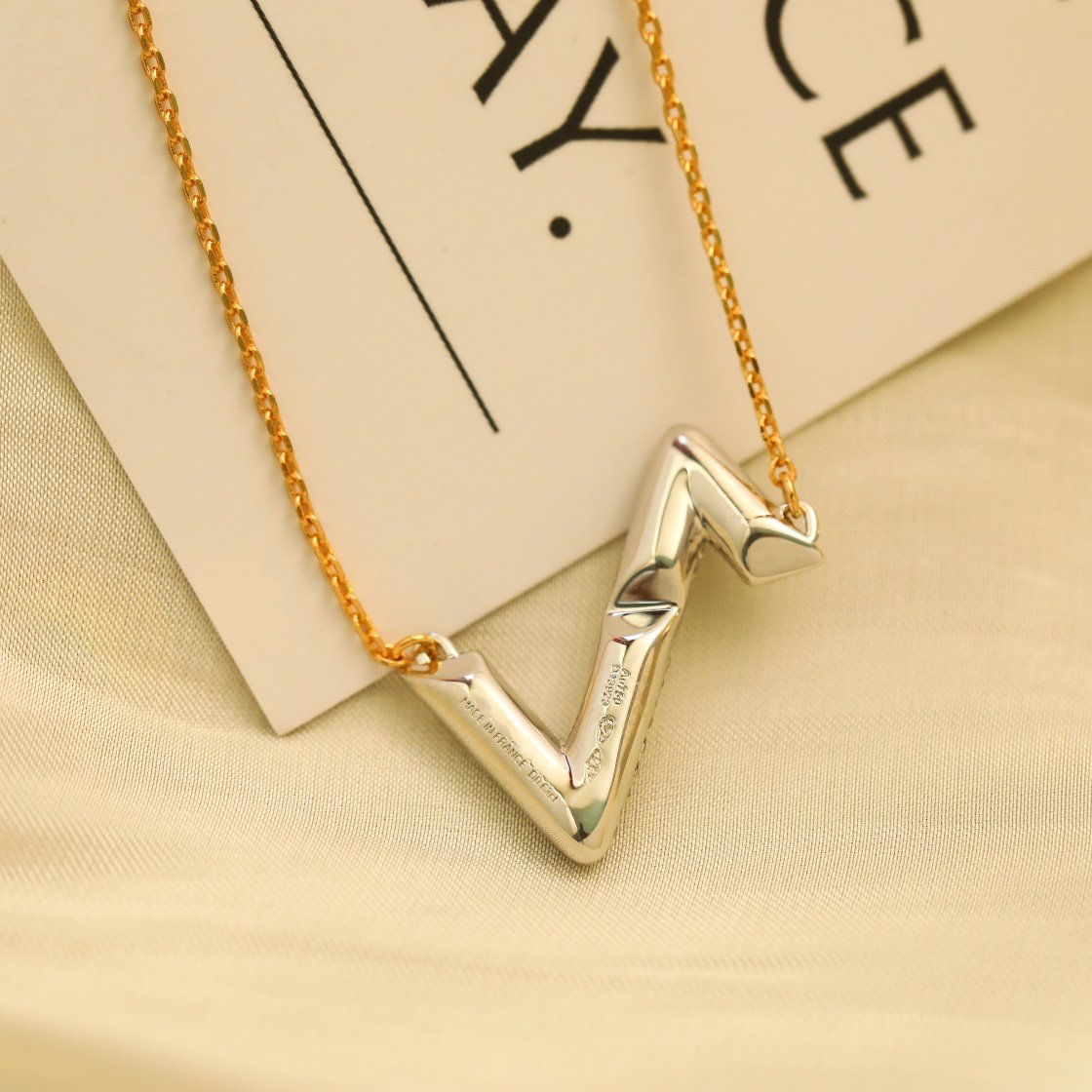 TimiVOLT SILVER DIAMOND PEDANT NECKLACE