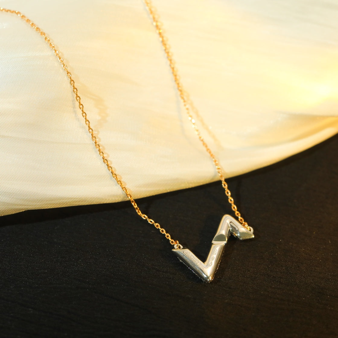 TimiVOLT SILVER DIAMOND PEDANT NECKLACE