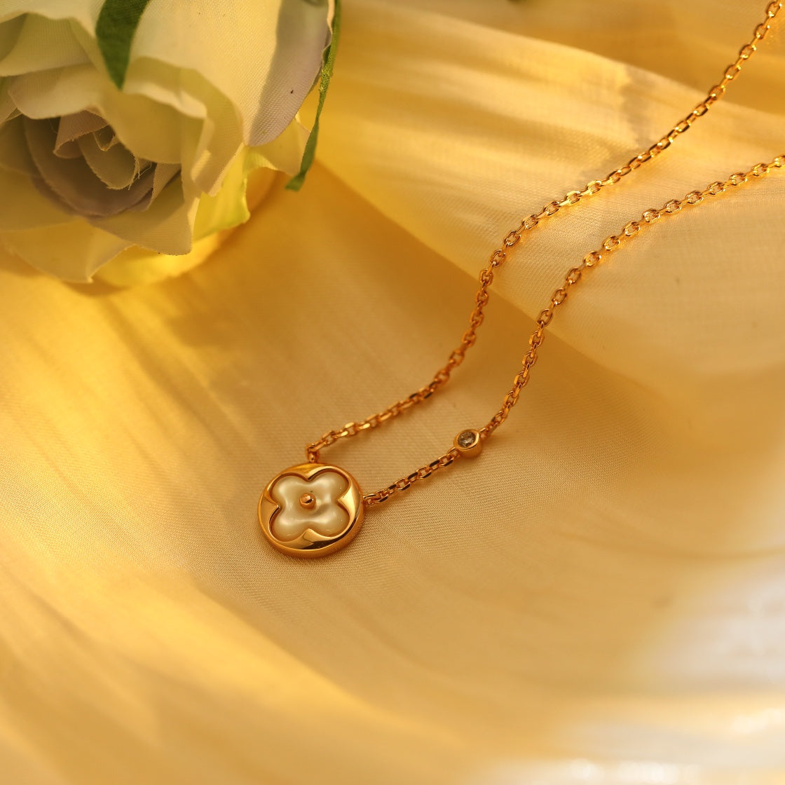 TimiSUN PEDANT PINK GOLD 1 DIAMOND NECKLACE
