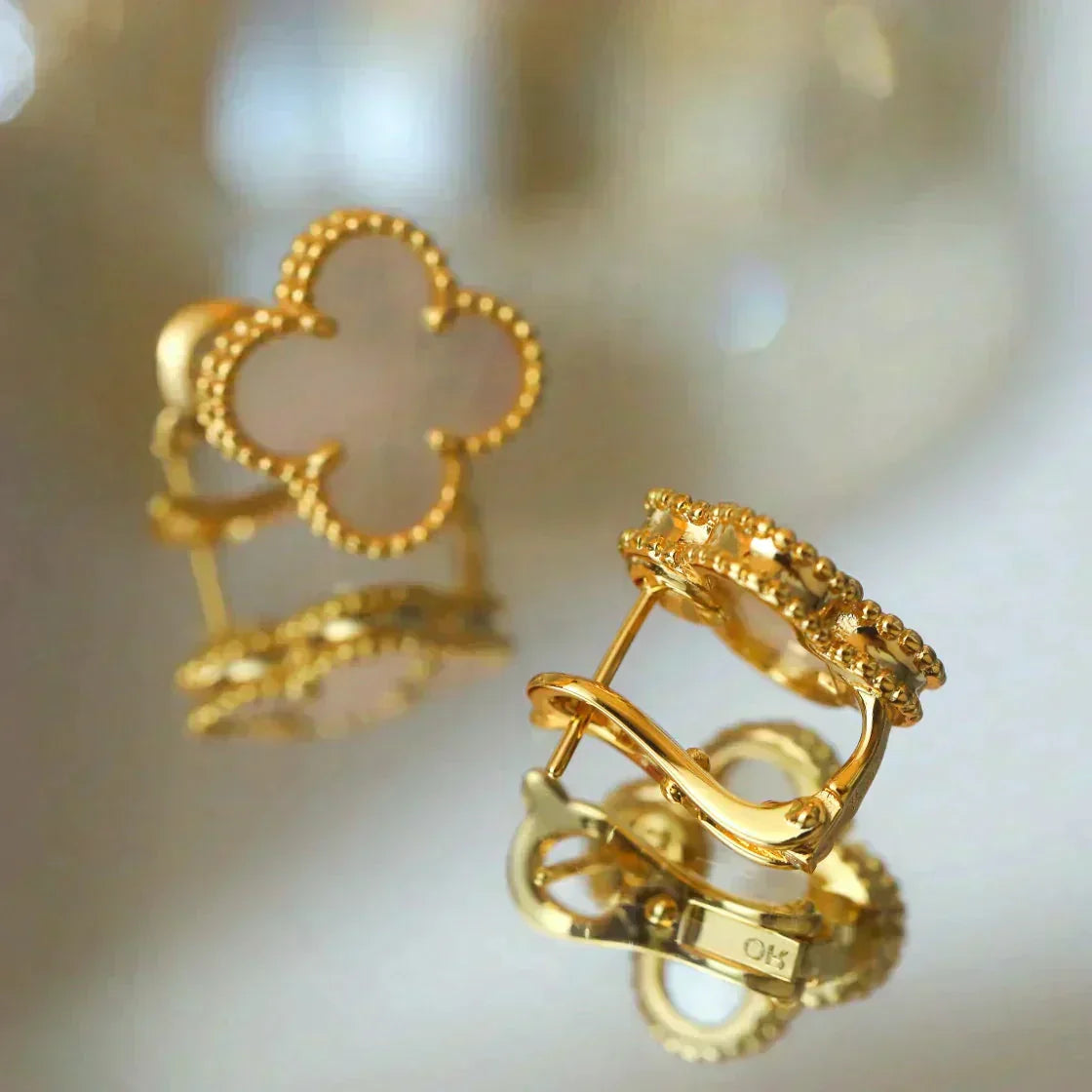 TimiCLOVER MEDIUM 1 MOTIFS  WHITE MOP STUD EARRINGS