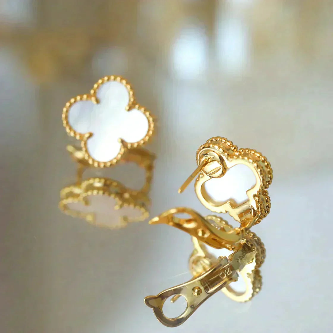 TimiCLOVER MEDIUM 1 MOTIFS  WHITE MOP STUD EARRINGS