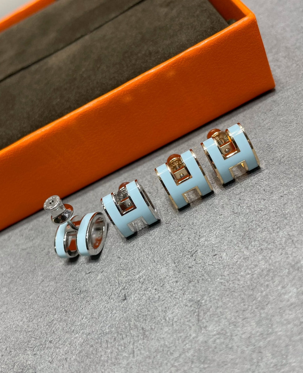 TimiPOP H SKY BLUE STUD EARRINGS