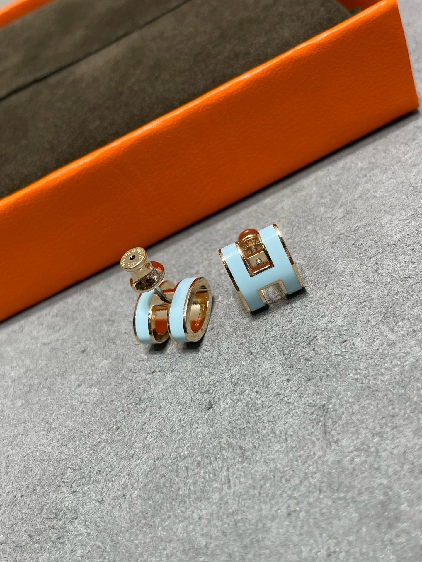 TimiPOP H SKY BLUE STUD EARRINGS