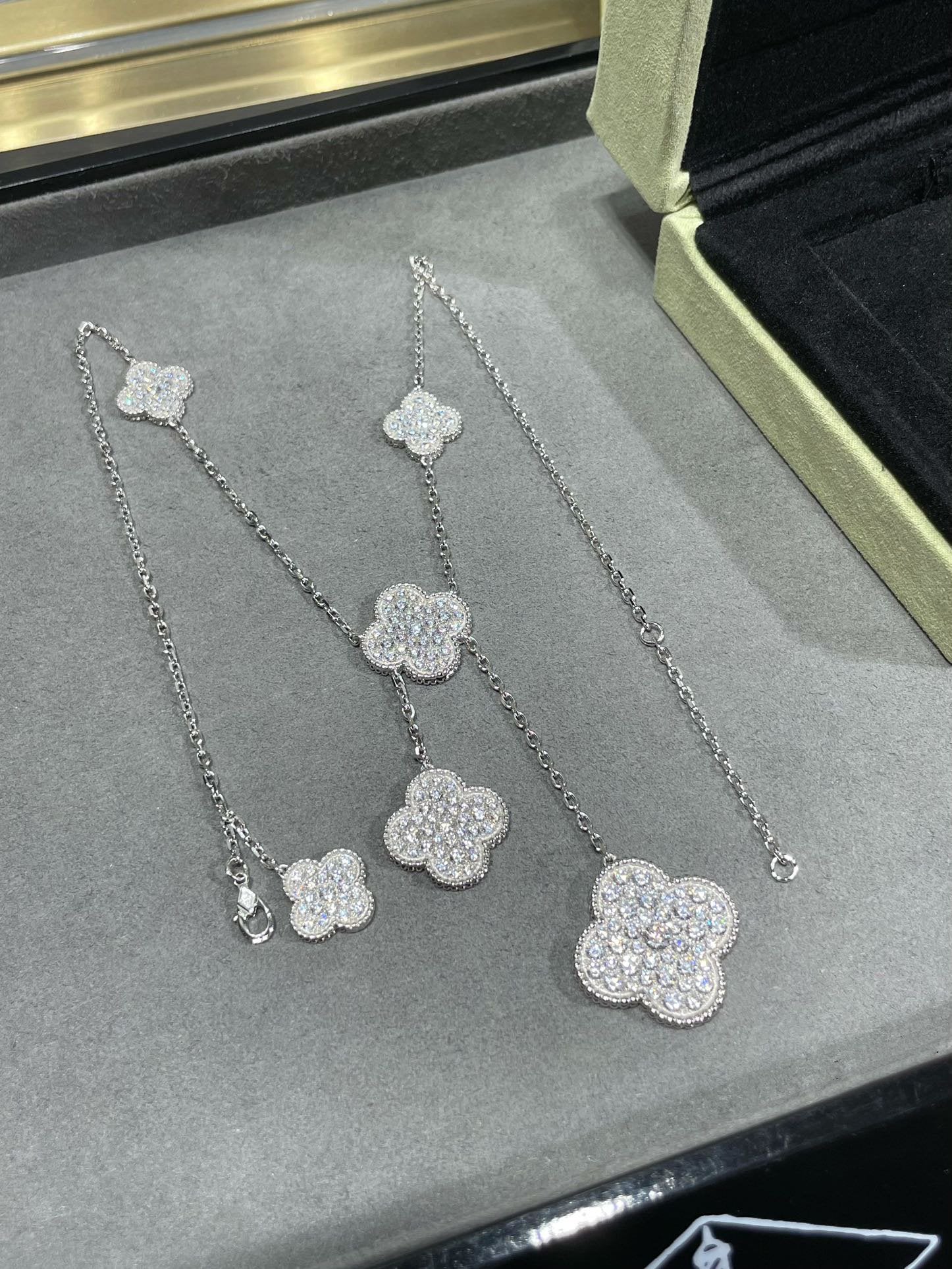 TimiCLOVER 6 MOTIF DIAMOND PAVED NECKLACE