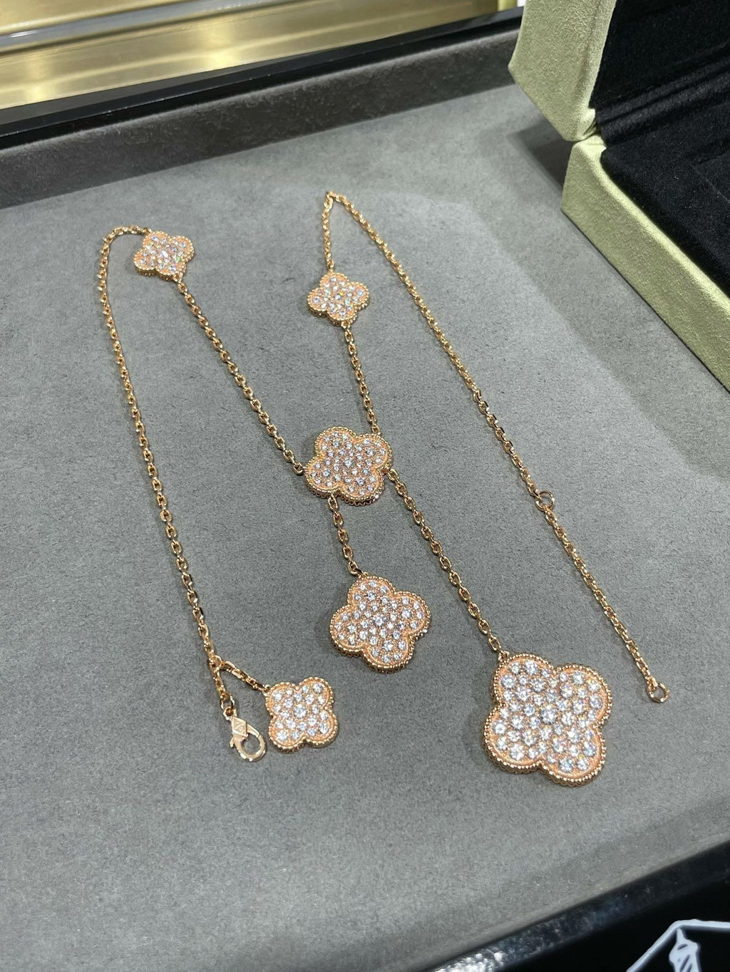 TimiCLOVER 6 MOTIF DIAMOND PAVED NECKLACE