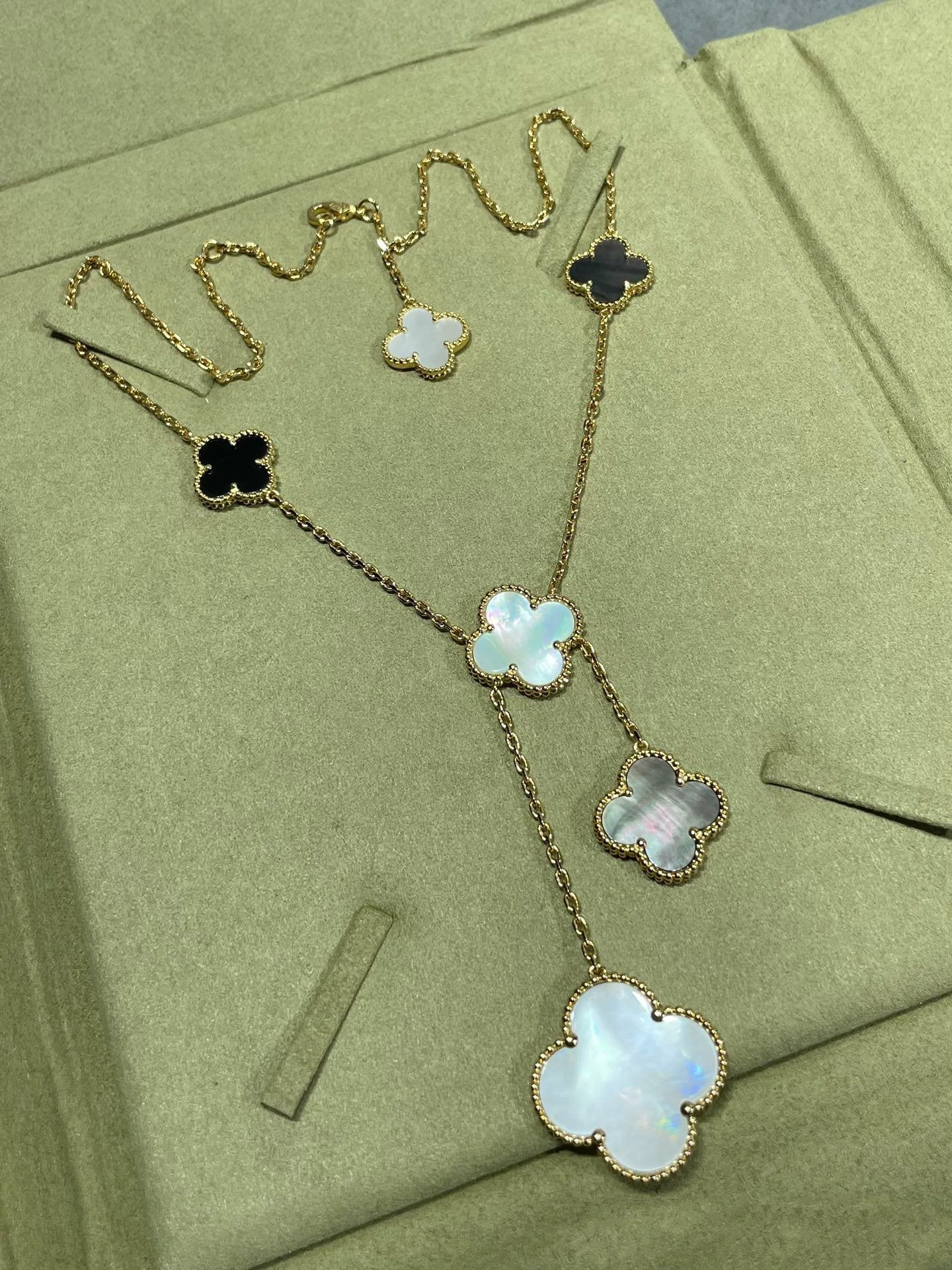TimiCLOVER 6 MOTIF MOP ONYX GOLD NECKLACE