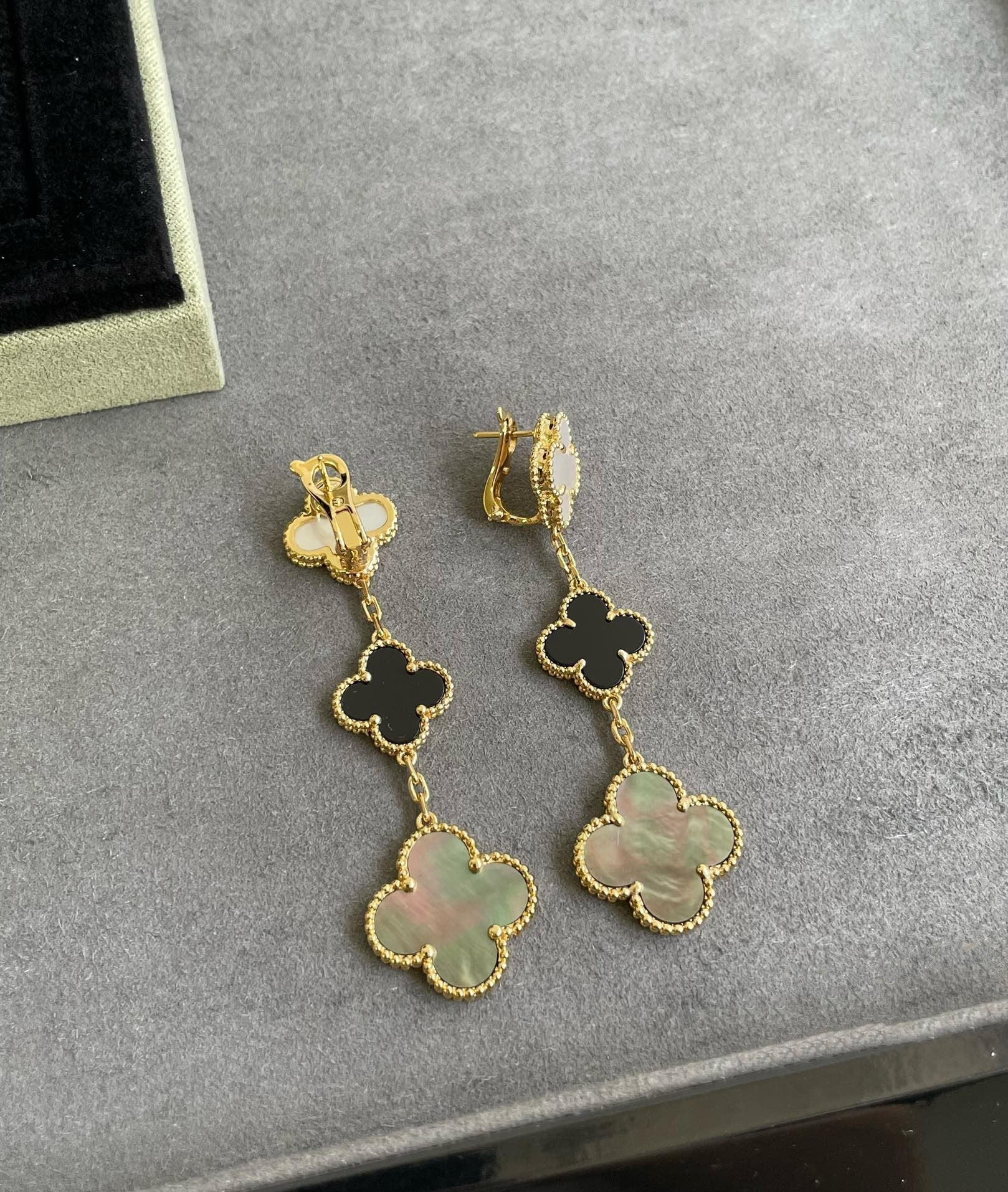 TimiCLOVER 3 MOTIF MOP ONYX DARK MOP PINK GOLD EARRINGS