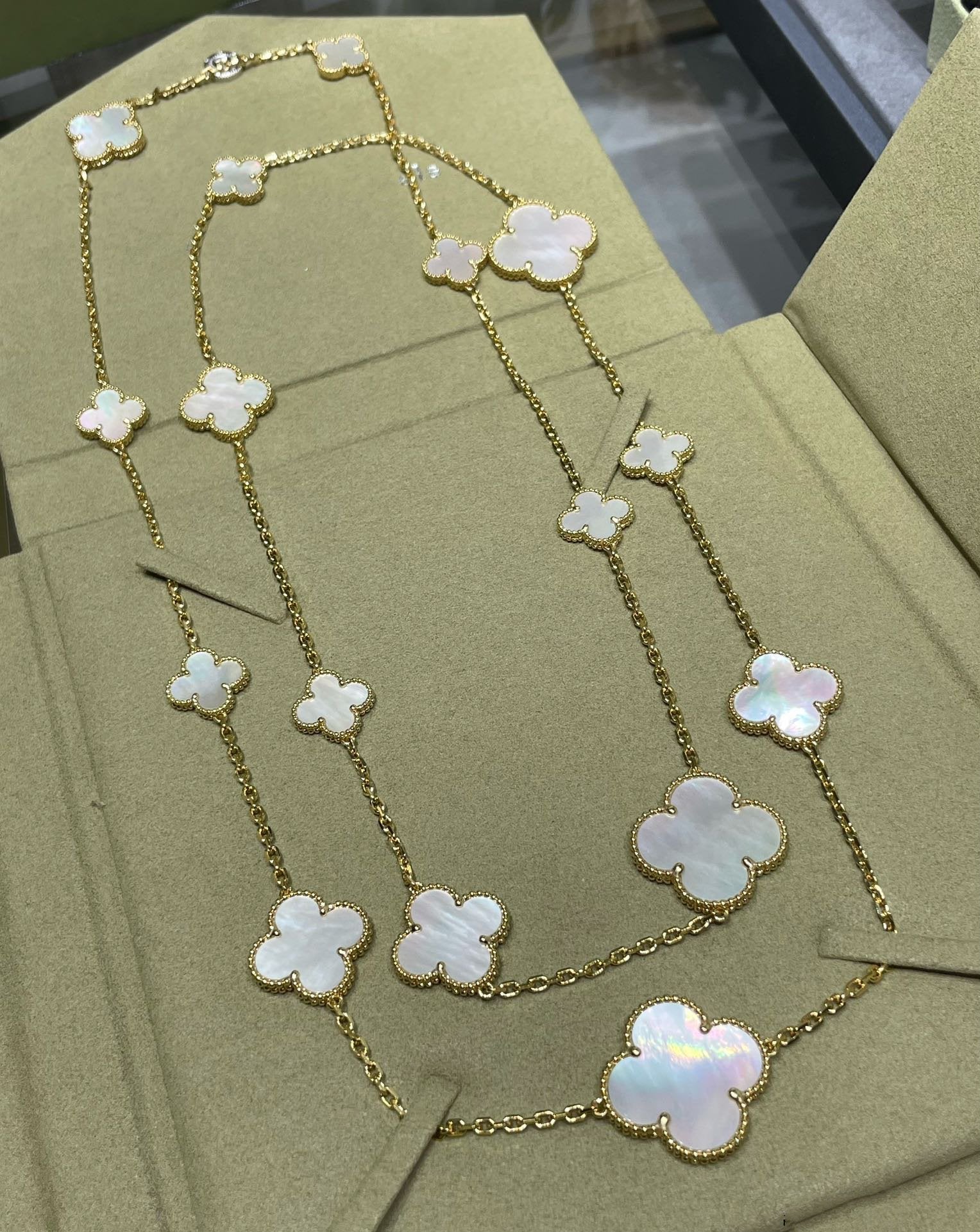 TimiCLOVER 16 MOTIF WHITE MOP GOLD NECKLACE