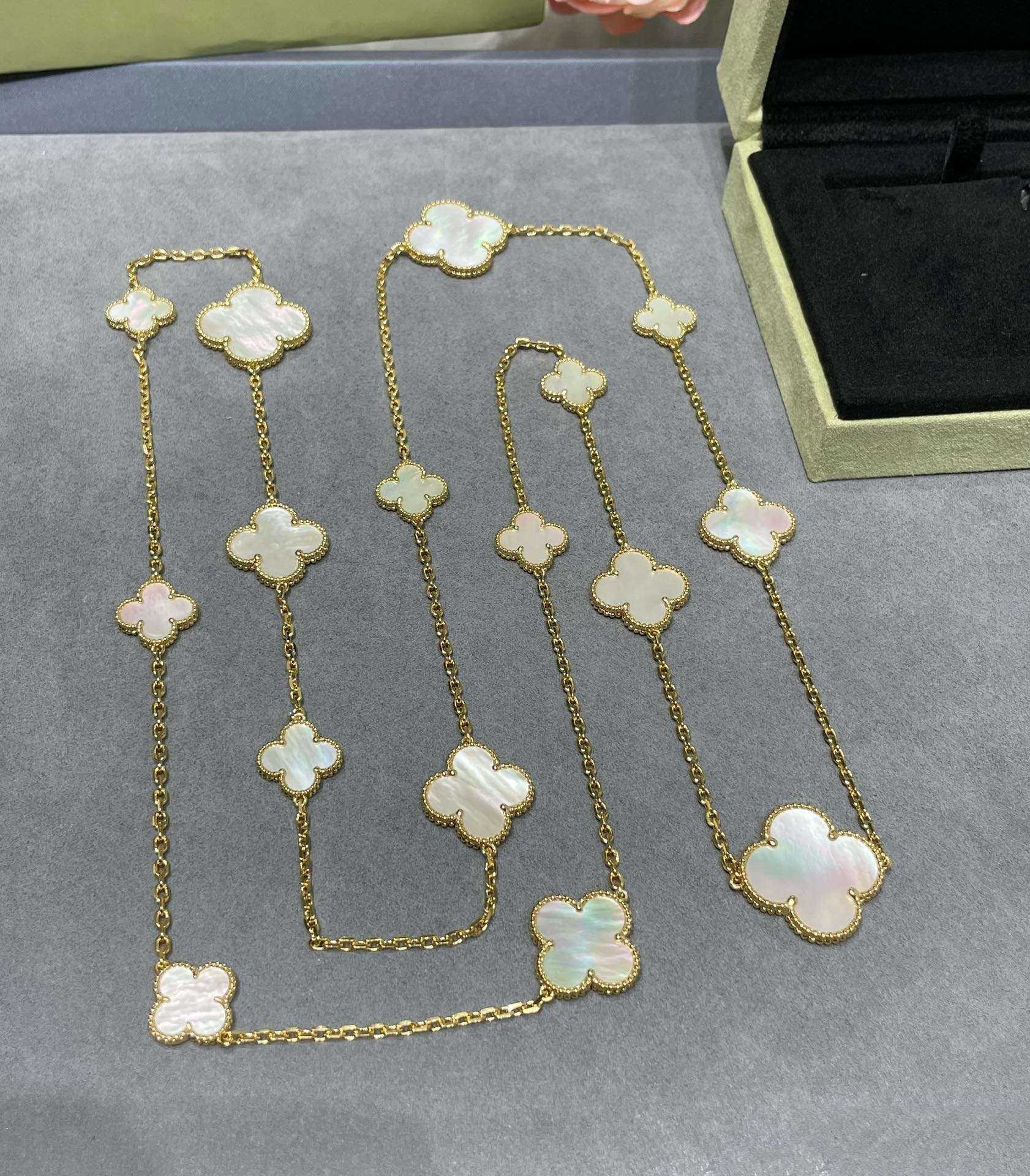 TimiCLOVER 16 MOTIF WHITE MOP GOLD NECKLACE