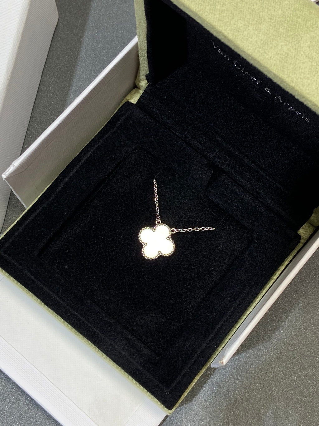 TimiCLOVER MEDIUM SILVER WHITE MOP NECKLACE