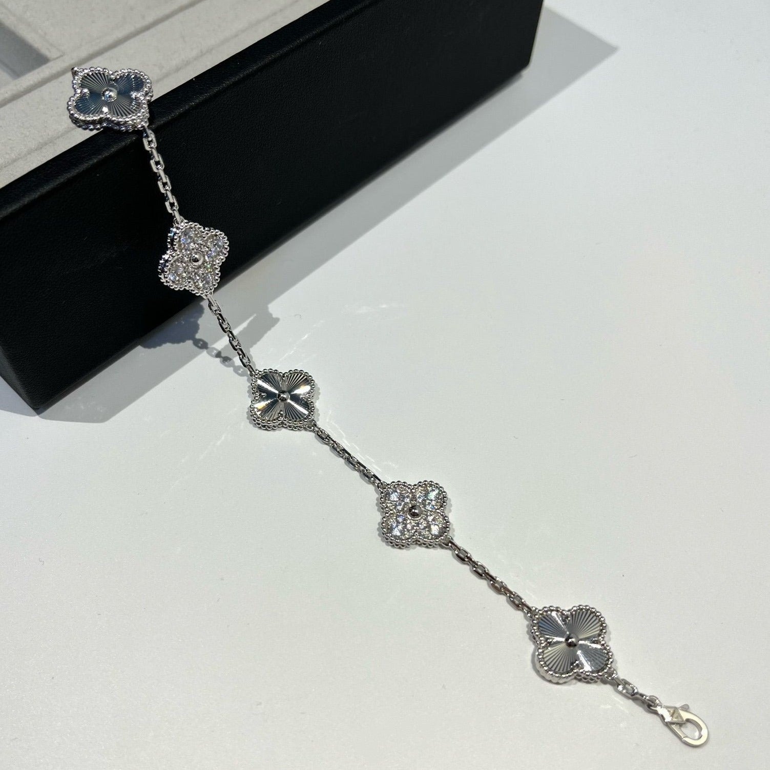 [Timi] CLOVER 5 MOTIF LASER BRACELET COLLECTION