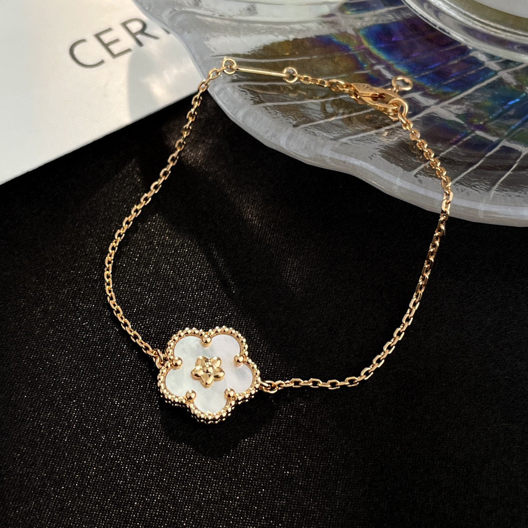 ¡®Timi¡¯LUCKY WHITE MOP PLUM BLOSSOM  BRACELET