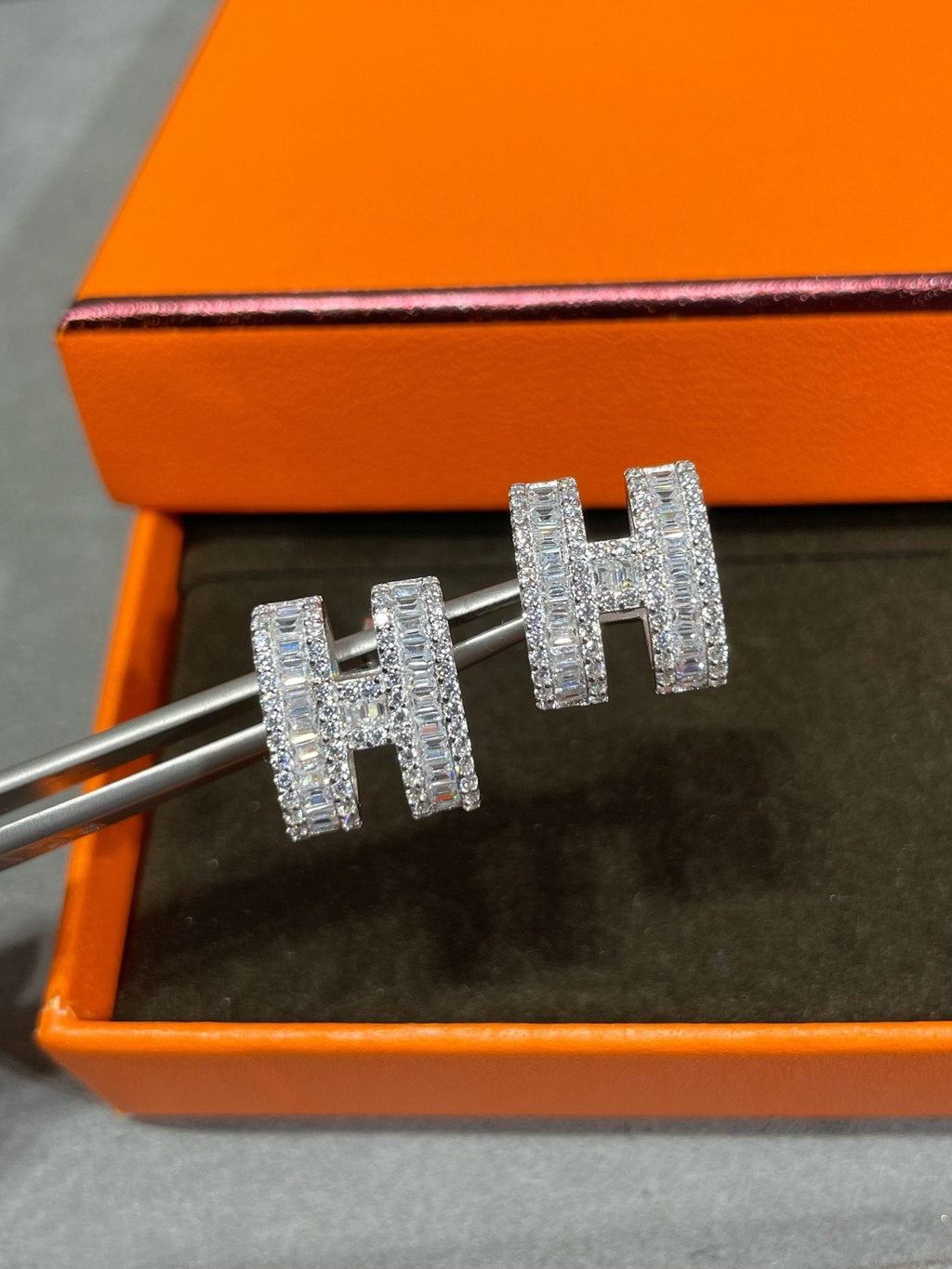 TimiH STUD EARRINGS WITH SILVER DIAMONDS