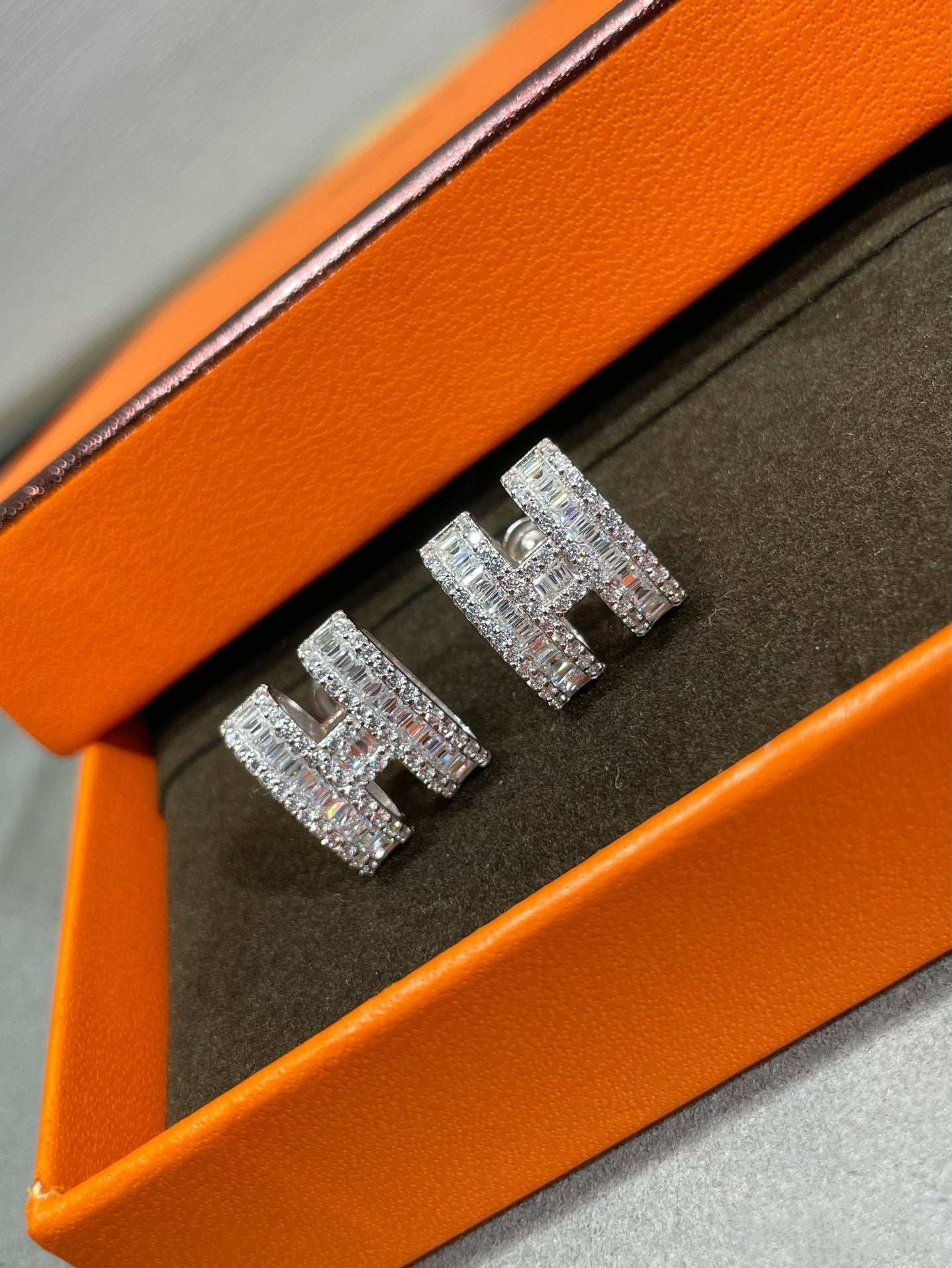 TimiH STUD EARRINGS WITH SILVER DIAMONDS