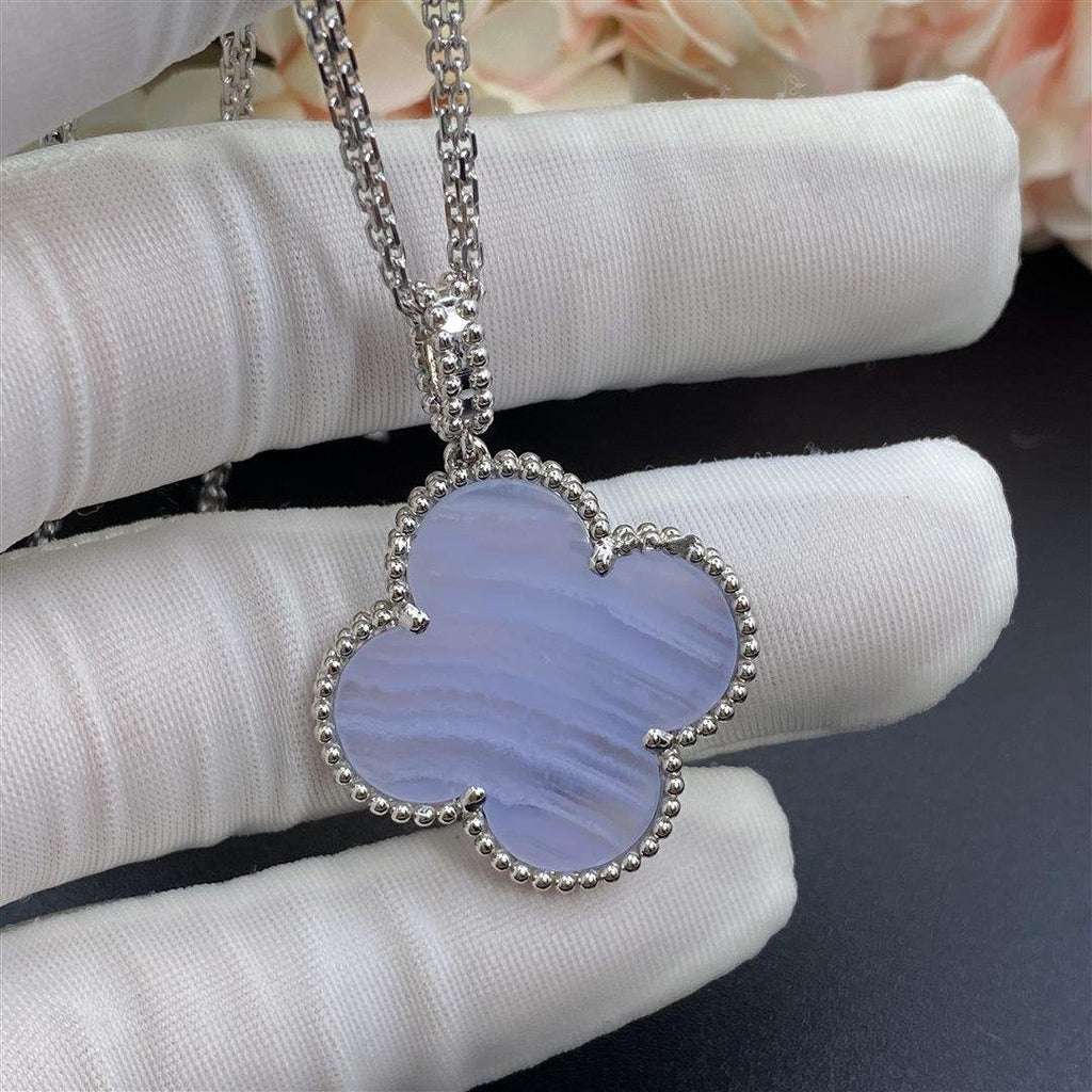 TimiCLOVER SILVER CHALCEDONY BIG CLOVER NECKLACE