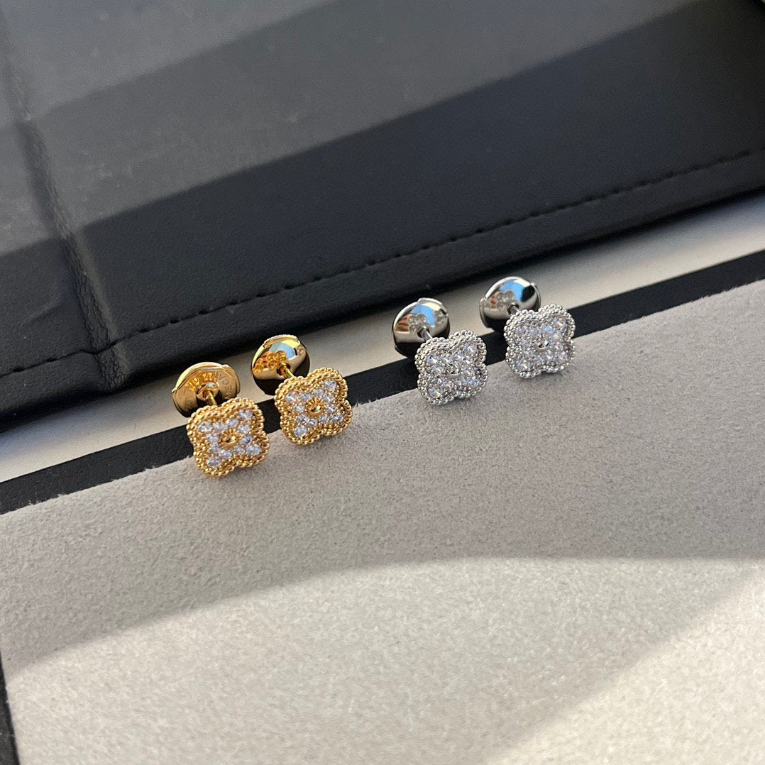 TimiCLOVER MINI DIAMOND STUD EARRINGS