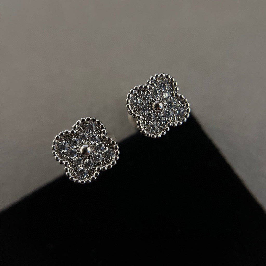TimiCLOVER MINI DIAMOND STUD EARRINGS